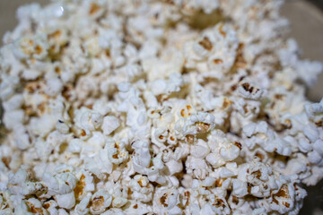 Palomitas de maiz blancas recien hechas