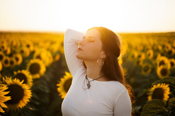 Chica feliz girasoles amarillos calido vaquero joven