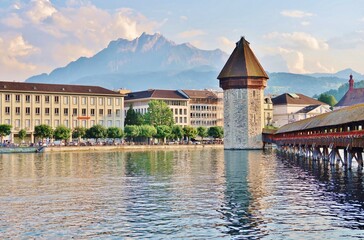 Luzern, Kapellbrücke mit Wasserturm - obrazy, fototapety, plakaty