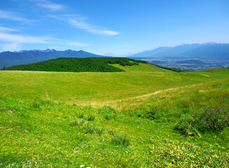 眺めのいい高原の草原(霧ヶ峰)