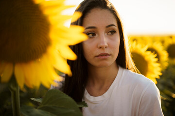 Chica feliz girasoles amarillos calido vaquero joven