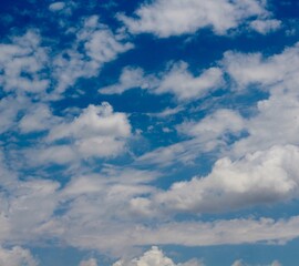 Fototapeta na wymiar The rolling white clouds in the blue sky.
