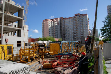 the construction crane collapsed, the crane broke a crane in the city, an accident