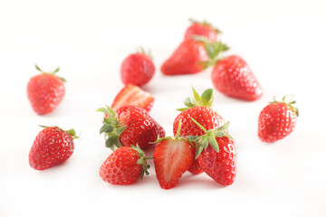 Obraz na płótnie Canvas fresh strawberries isolated on white background
