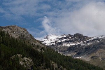 Obraz premium Paesaggio in valle d'Aosta delle alpi con la neve e il bosco di alta quota.