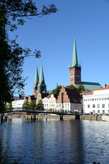 Fototapeta na wymiar Trave und St. Pertrikirche in Lübeck