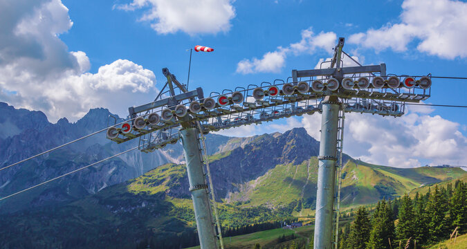Rollenbatterie einer Seilbahn im Kleinwalsertal / Allg&auml;u mit rot-wei&szlig;em Windsack