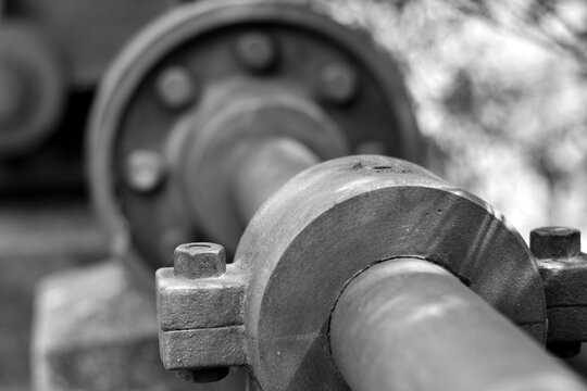 Antigua junta de tuber&iacute;a de acero por bridas , con pernos y tuercas, en blanco y negro