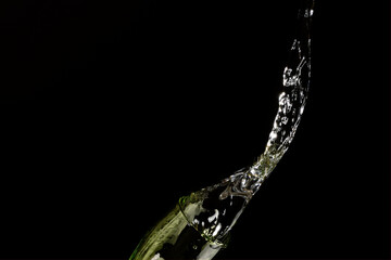 agua cayendo de un vaso salpicaduras agua volando hacia arriba 