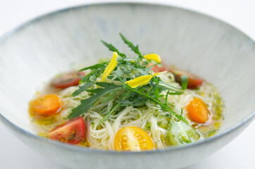 そうめんとミニトマト、イタリアン風