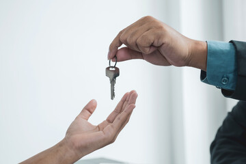 Hand a real estate agent, hold the keys, and explain the business contract, rent, buy, mortgage, loan, or home insurance