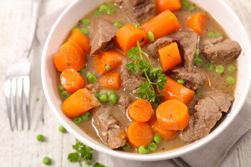 beef with carrot and pea in casserole