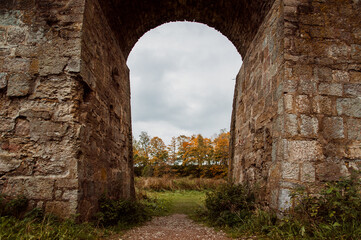 Obraz premium One of the entrance bridge arches of the medieval fortress Koporye