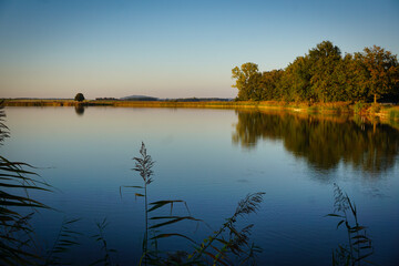 Spiegelnder See am Abend