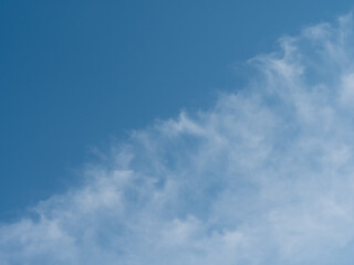 blauer Himmel mit weißen Wolken in der rechten unteren ecke, 