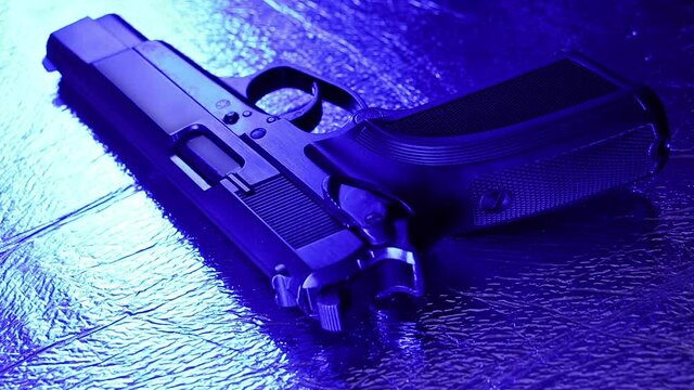 Schusswaffe am Tatort im Blaulicht