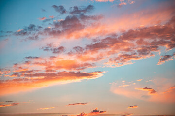 nubes naranjas y azules 