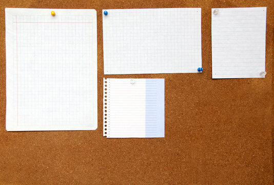 notas blancas para mensajes importantes, motivaci&oacute;n y recordatorio en la pizarra de corcho
