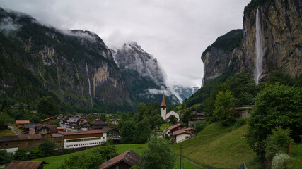 Fototapeta na wymiar Ausblick auf Kirche von Lauterbrunnen, Schweiz