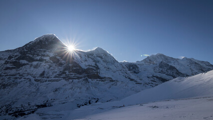 Fototapeta na wymiar Sonnenaufgang im Skigebiet Kleine Scheidegg mit Blick auf Eiger, Mönch und Jungfrau, Schweiz