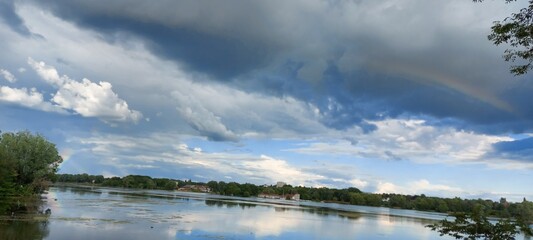 Arc-en-ciel sur un étang
