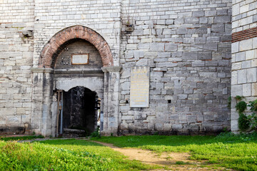 Entrance of the Yedikule Fortress. Text on wall: "Fatih Sultan Mehmet entered Istanbul with his armies on 29 May 1453 in the vicinity of the city walls."