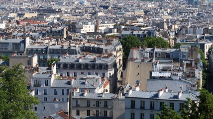 Fototapeta premium Toits de Paris, vue aérienne sur des immeubles parisiens depuis la butte Montmartre (France)