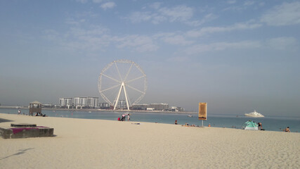 Leergefegter Strand in Dubai