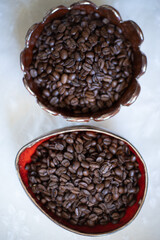 Kawa ziarna w misce ceramicznej
