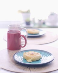 Arepa de maíz con queso en el interior y taza de café caliente. Comida tradicional colombiana.
