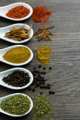 aliños en cucharas chinas sobre madera 