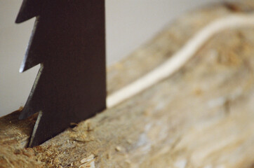 Lâmina cortando madeira