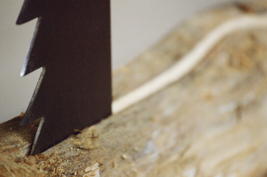 L&acirc;mina cortando madeira