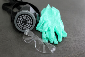 mascara de respirar, guantes y lentes de protección, equipo de protección personal 