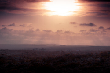 La luz del atardecer pegando sobre una superficie que roza lo infinito