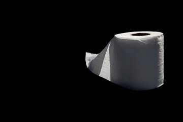 Um rolo de papel higiênico em um fundo preto