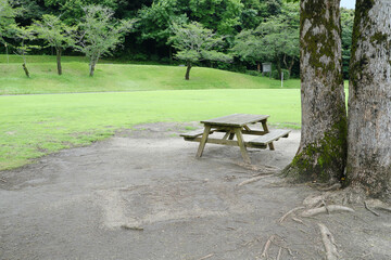 公園に置かれたレトロなテーブル椅子