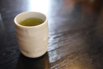 レトロな机の上に置かれたお茶
