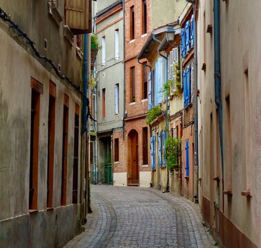 Fototapeta Narrow street in Toulouse