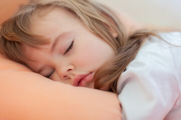 Obraz na płótnie Canvas little girl sleeping