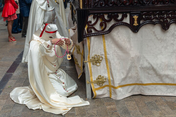 INCENSARIOS O TURÍBULOS ACÓLITOS CAMBIO DE INCIENSO EN PROCESIÓN SEMANA SANTA