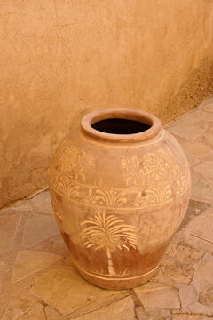 Decorated clay pot at Jabrin (Jibreen, Jabreen, Gibreen) Castle, Oman