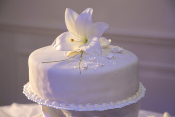 
chocolota cake with vanilla, strawberry and cre on event table