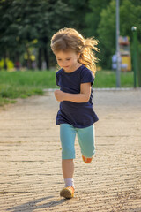 Fototapeta premium the kid runs