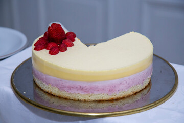 
chocolota cake with vanilla, strawberry and cre on event table
