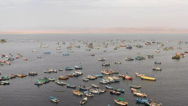 Bahia de Paracas Peru con barcos