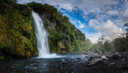 Obraz premium Waterfall in Taranaki National park, New Zealand