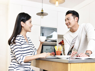 Fototapeta premium young asian couple having a discussion while working from home