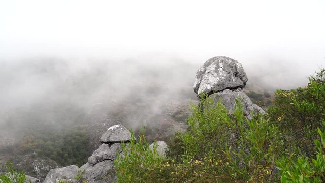 Rocas y pe&ntilde;ascos en medio del senderismo