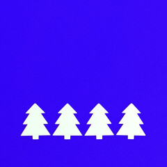 Obraz premium Christmas greeting card with handmade white Christmas tree on blue background. Winter Holiday concept.